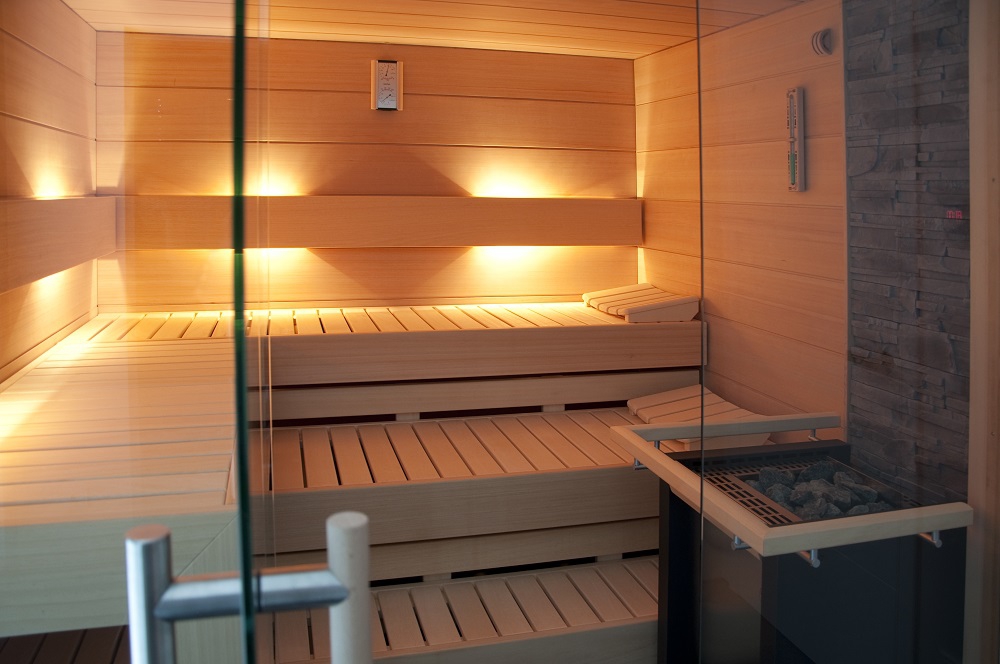 Ingebouwde luxe sauna met combi-kachel